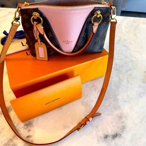 Louis Vuitton V Tote BB Bag